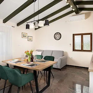  Appartamento Modern Stone House With Flowers & Playground